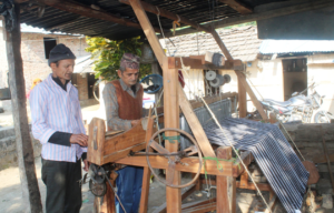 घरेलु उपकरणबाट कपडा बुनी आम्दानी लिँदै