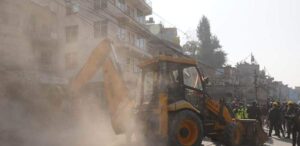 महानगरले धोबीखोला किनारका अतिक्रमित संरचनामाथि चलायो डोजर