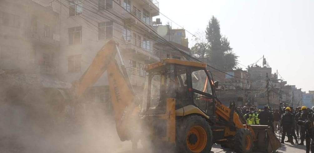 महानगरले धोबीखोला किनारका अतिक्रमित संरचनामाथि चलायो डोजर